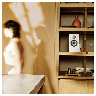 Bowers & Wilkins 607 S3 Bookshelf Speakers White with FS-600 S3 Silver Stands