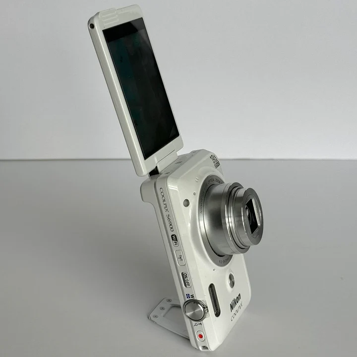 Pre-Owend Nikon coolpix Digital Camera Bundle RARE Glossy White